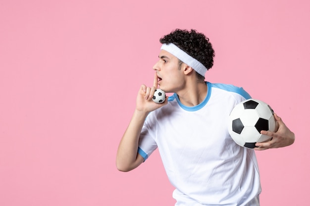 中国男子冰壶队在2025世锦赛中以绝佳表现战胜奥地利队成功晋级循环赛